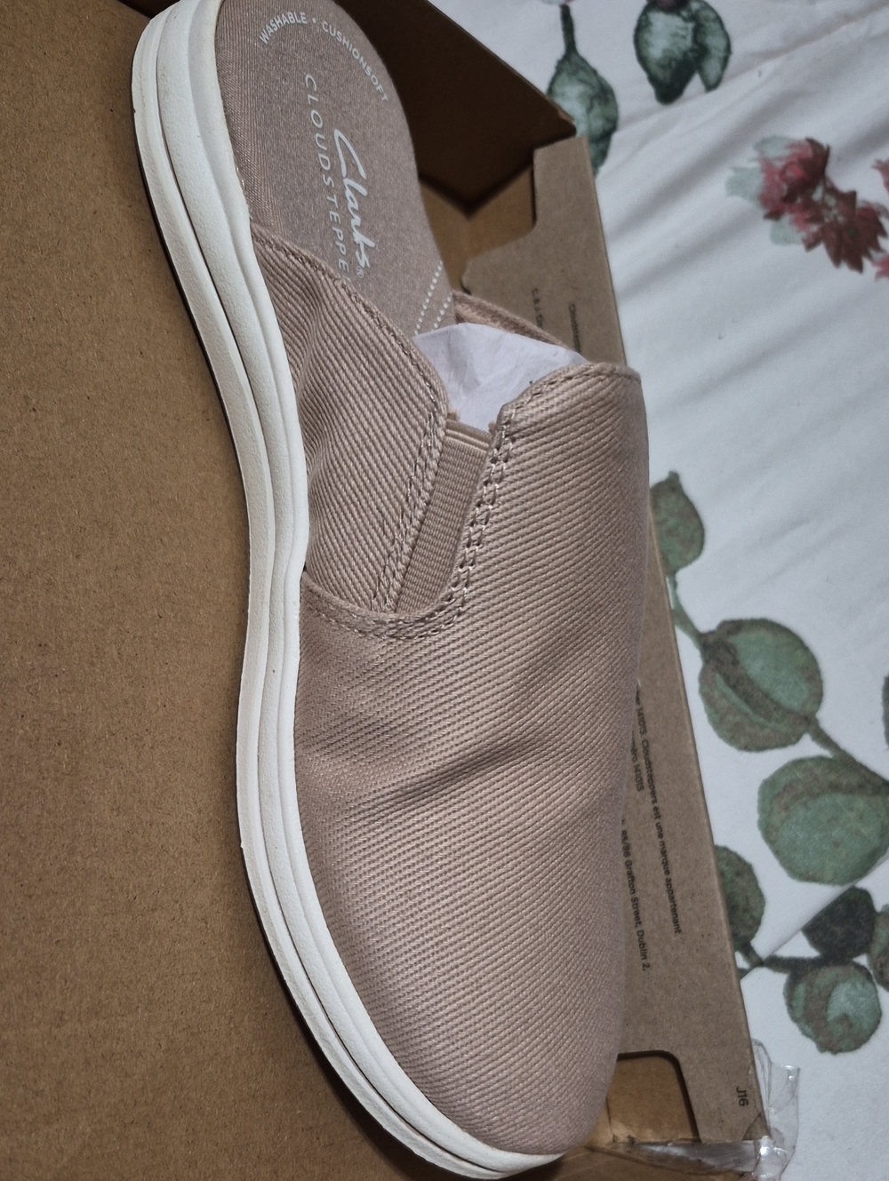 Clarks  Slip-On Loafer in Light Beige Canvas